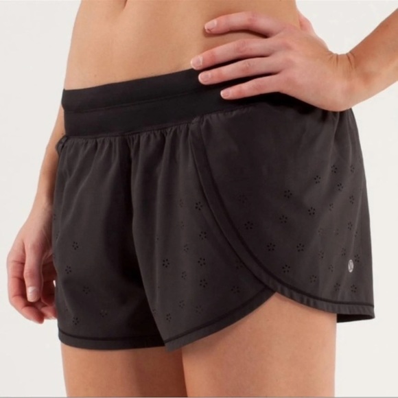 Lululemon 🍋 Run Breeze by Laser Cut Floral Shorts Size 12 - Picture 1 of 14